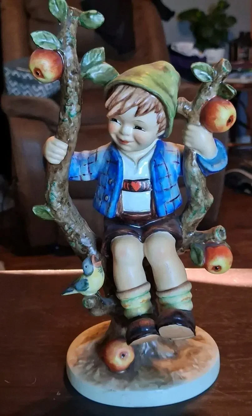Hummel Goebel Figurine APPLE TREE BOY 142/V TMK 4 Made in Germany